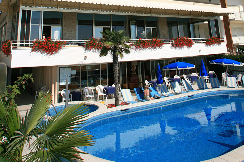 Albergo Hotel Con Piscina Riscaldata A Jesolo Hotel